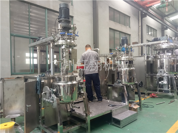 20年真空乳化機(jī)生產(chǎn)廠家告訴你化妝品乳化設(shè)備的特點(diǎn)【鈺翔】